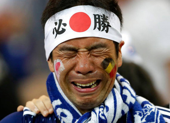 Nhật thua, fan Nhật vừa khóc nức nở lại vừa nhặt rác trên khán đài - Ảnh 7.