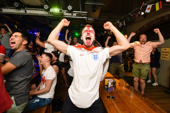 Hàng triệu người Anh say xỉn, bỏ làm vì ăn mừng World Cup thâu đêm - Ảnh 5. Hàng triệu người Anh say xỉn, bỏ làm vì ăn mừng World Cup thâu đêm - Ảnh 5.