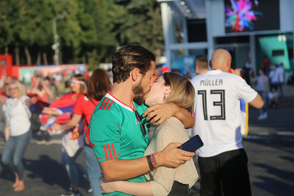 Muốn được hôn, cứ dắt người yêu đi xem World Cup - Ảnh 2. Muốn được hôn, cứ dắt người yêu đi xem World Cup - Ảnh 2.