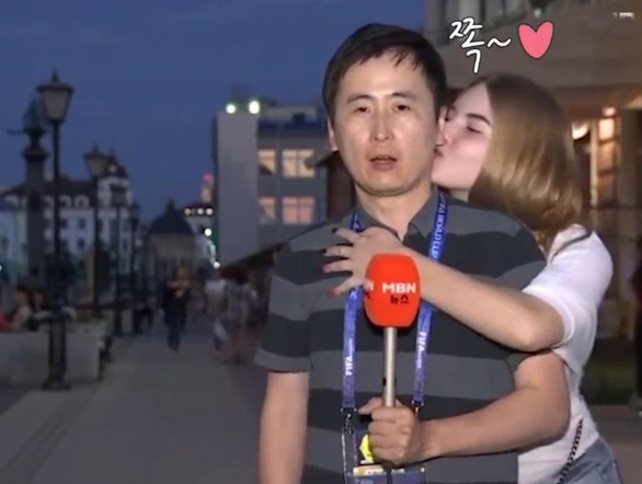 Những cái hôn trộm phóng viên đáng yêu và mất lịch sự nhất World Cup - Ảnh 1. Những cái hôn trộm phóng viên đáng yêu và mất lịch sự nhất World Cup - Ảnh 1.