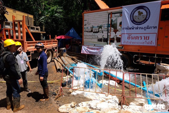 Nông dân Thái cho bơm nước vào đồng lúa mới sạ để cứu người - Ảnh 1. Nông dân Thái cho bơm nước vào đồng lúa mới sạ để cứu người - Ảnh 1.