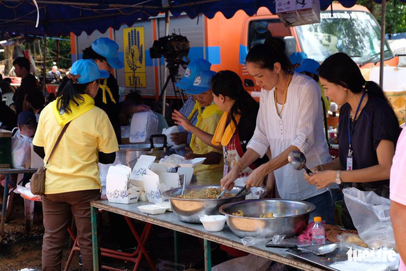 Nông dân Thái cho bơm nước vào đồng lúa mới sạ để cứu người - Ảnh 4. Nông dân Thái cho bơm nước vào đồng lúa mới sạ để cứu người - Ảnh 4.