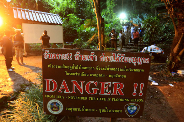 Tranh cãi về trách nhiệm HLV dẫn đội bóng Thái vào hang động - Ảnh 2.