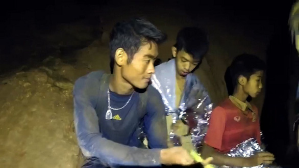 Tranh cãi về trách nhiệm HLV dẫn đội bóng Thái vào hang động - Ảnh 1.