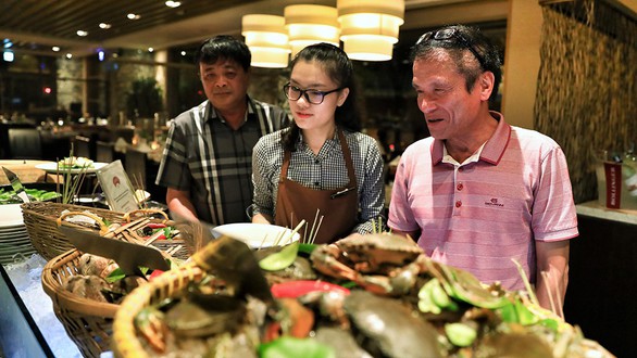 Người Việt ùn ùn vào khách sạn 5 sao, xài sang hơn khách quốc tế - Ảnh 1. Người Việt ùn ùn vào khách sạn 5 sao, xài sang hơn khách quốc tế - Ảnh 1.