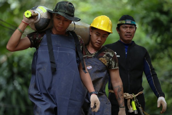 Xuyên đêm cứu đội bóng Thái Lan, một thành viên cứu hộ thiệt mạng - Ảnh 4. Xuyên đêm cứu đội bóng Thái Lan, một thành viên cứu hộ thiệt mạng - Ảnh 4.