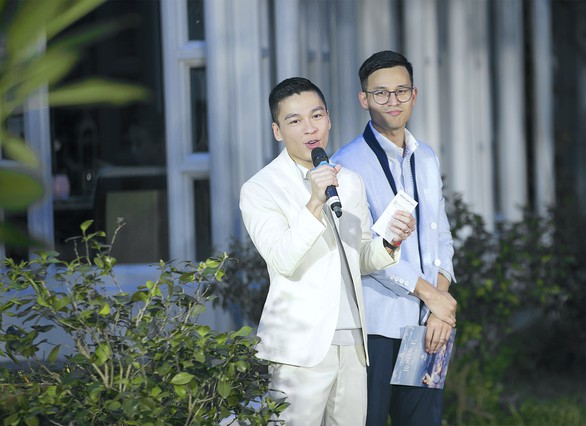 Huyền My làm vedette Romance - Bài ca ngợi tình yêu của Adrian Anh Tuấn - Ảnh 2. Huyền My làm vedette Romance - Bài ca ngợi tình yêu của Adrian Anh Tuấn - Ảnh 2.