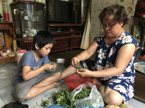 Lớn lên từ gánh bún của bà, của mẹ - Ảnh 2. Lớn lên từ gánh bún của bà, của mẹ - Ảnh 2.