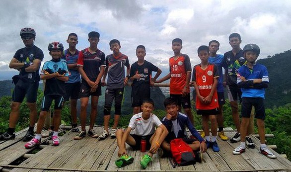 Các em được cứu khỏi hang Tham Luang đã được gặp người thân - Ảnh 3. Các em được cứu khỏi hang Tham Luang đã được gặp người thân - Ảnh 3.