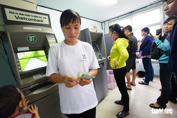 Vietcombank lại thông báo tăng phí rút tiền ATM nội mạng - Ảnh 1. Vietcombank lại thông báo tăng phí rút tiền ATM nội mạng - Ảnh 1.
