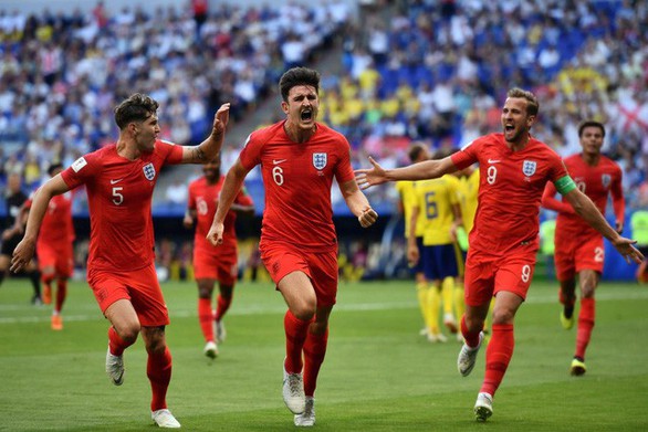 Ghiền World Cup, fan lén xem Anh đá với Thụy Điển bất chấp đám cưới - Ảnh 1. Ghiền World Cup, fan lén xem Anh đá với Thụy Điển bất chấp đám cưới - Ảnh 1.
