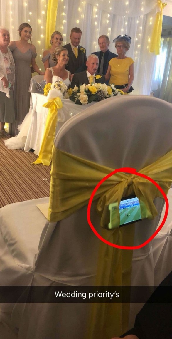 Ghiền World Cup, fan lén xem Anh đá với Thụy Điển bất chấp đám cưới - Ảnh 2. Ghiền World Cup, fan lén xem Anh đá với Thụy Điển bất chấp đám cưới - Ảnh 2.