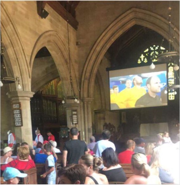 Ghiền World Cup, fan lén xem Anh đá với Thụy Điển bất chấp đám cưới - Ảnh 6. Ghiền World Cup, fan lén xem Anh đá với Thụy Điển bất chấp đám cưới - Ảnh 6.