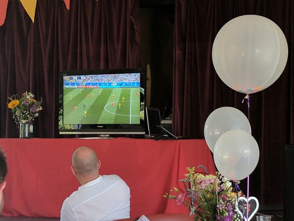 Ghiền World Cup, fan lén xem Anh đá với Thụy Điển bất chấp đám cưới - Ảnh 10. Ghiền World Cup, fan lén xem Anh đá với Thụy Điển bất chấp đám cưới - Ảnh 10.