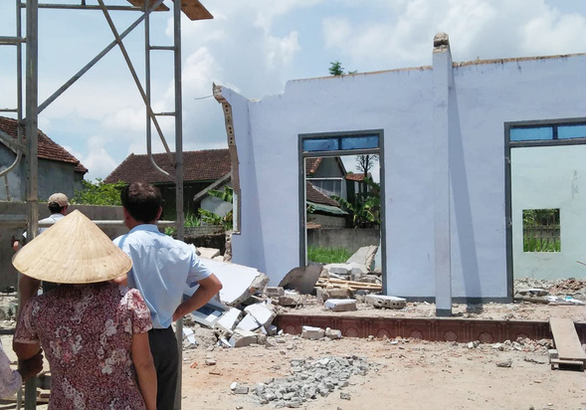 Giúp hàng xóm dỡ nhà, 2 người bị tường sập đè chết - Ảnh 1. Giúp hàng xóm dỡ nhà, 2 người bị tường sập đè chết - Ảnh 1.