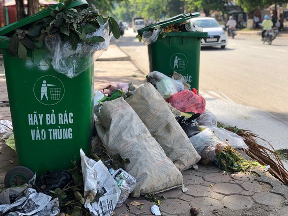 Dân không cho xe chở rác vào bãi, rác ùn ứ khắp TP Quảng Ngãi - Ảnh 5. Dân không cho xe chở rác vào bãi, rác ùn ứ khắp TP Quảng Ngãi - Ảnh 5.
