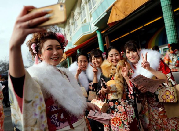 Thiếu nữ Nhật rạng rỡ kimono trong lễ trưởng thành - Ảnh 8. Thiếu nữ Nhật rạng rỡ kimono trong lễ trưởng thành - Ảnh 8.