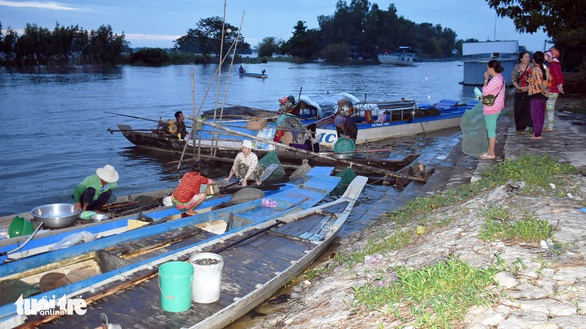 Tất bật mưu sinh đón lũ sớm - Ảnh 6. Tất bật mưu sinh đón lũ sớm - Ảnh 6.