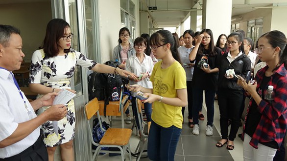 Tuyển sinh riêng: Bộ buông thì trường mới lo - Ảnh 1. Tuyển sinh riêng: Bộ buông thì trường mới lo - Ảnh 1.
