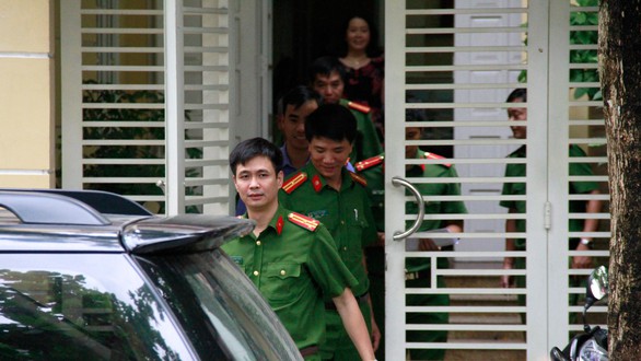 4 ông lớn bán nhà đất công cho Vũ nhôm bị khởi tố - Ảnh 2. 4 ông lớn bán nhà đất công cho Vũ nhôm bị khởi tố - Ảnh 2.
