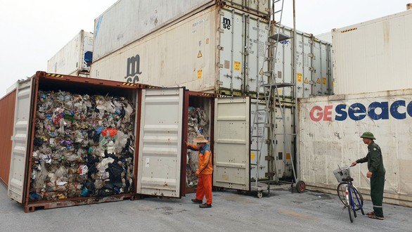Rác thế giới đổ về Việt Nam: Có gì bên trong container phế liệu? - Ảnh 1. Rác thế giới đổ về Việt Nam: Có gì bên trong container phế liệu? - Ảnh 1.