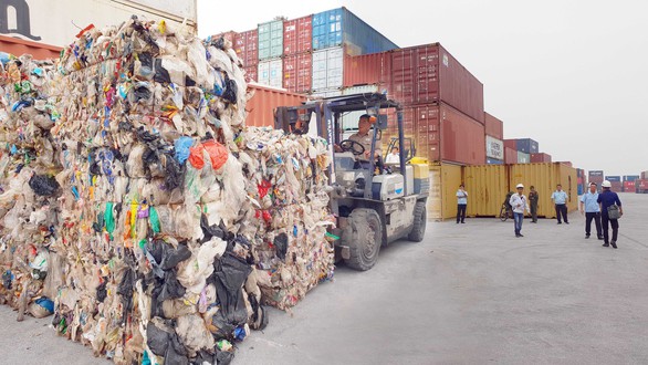 Rác thế giới đổ về Việt Nam: Có gì bên trong container phế liệu? - Ảnh 3. Rác thế giới đổ về Việt Nam: Có gì bên trong container phế liệu? - Ảnh 3.