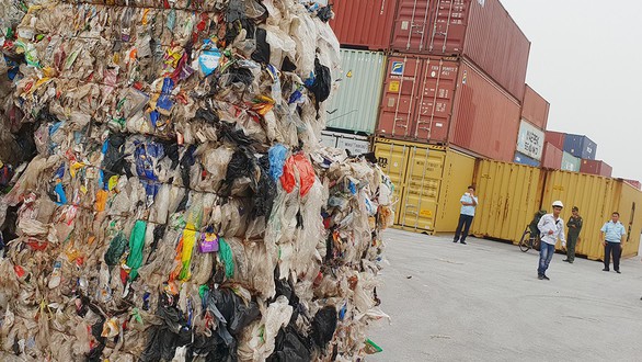 Nhập khẩu rác về Việt Nam bằng giấy tờ giả - Ảnh 1. Nhập khẩu rác về Việt Nam bằng giấy tờ giả - Ảnh 1.