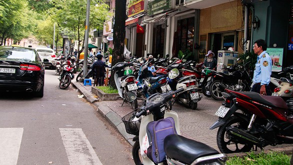 Giải phóng vỉa hè cho người đi bộ - Ảnh 1. Giải phóng vỉa hè cho người đi bộ - Ảnh 1.