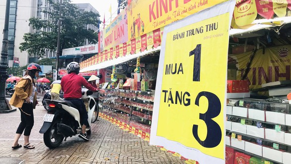 Bánh trung thu: mua 1 được tặng 3, 4 - Ảnh 1. Bánh trung thu: mua 1 được tặng 3, 4 - Ảnh 1.