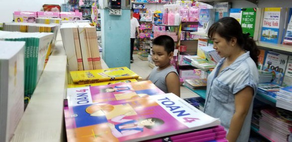 Sách giáo khoa: lỗ 40 tỉ, chiết khấu đến... 250 tỉ! - Ảnh 1. Sách giáo khoa: lỗ 40 tỉ, chiết khấu đến... 250 tỉ! - Ảnh 1.