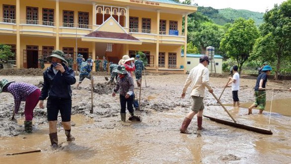 Thầy cô giáo ăn gạo mốc, rau rừng vì mưa lũ - Ảnh 1. Thầy cô giáo ăn gạo mốc, rau rừng vì mưa lũ - Ảnh 1.