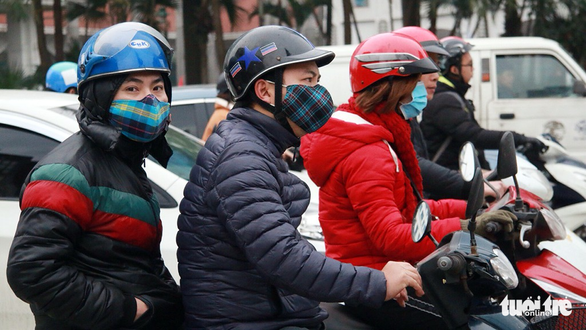 Người Hà Nội co ro trong rét cắt da cắt thịt - Ảnh 1. Người Hà Nội co ro trong rét cắt da cắt thịt - Ảnh 1.