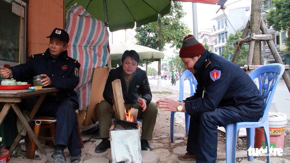 Người Hà Nội co ro trong rét cắt da cắt thịt - Ảnh 12. Người Hà Nội co ro trong rét cắt da cắt thịt - Ảnh 12.
