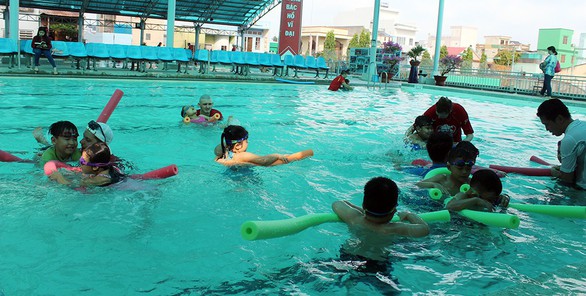 Huấn luyện viên Úc dạy trẻ Việt bơi lội, phòng chống đuối nước - Ảnh 2. Huấn luyện viên Úc dạy trẻ Việt bơi lội, phòng chống đuối nước - Ảnh 2.