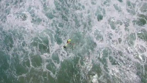 Máy bay không người lái cứu hộ người thành công trên biển - Ảnh 2. Máy bay không người lái cứu hộ người thành công trên biển - Ảnh 2.