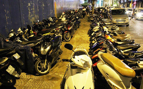 TP.HCM gửi công văn khẩn chấm dứt giữ xe trên vỉa hè - Ảnh 1. TP.HCM gửi công văn khẩn chấm dứt giữ xe trên vỉa hè - Ảnh 1.