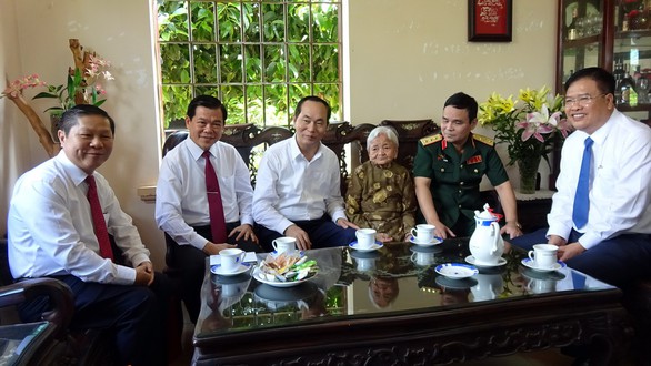 Chủ tịch nước chúc Tết cảnh sát biển, Mẹ Việt Nam Anh hùng - Ảnh 2. Chủ tịch nước chúc Tết cảnh sát biển, Mẹ Việt Nam Anh hùng - Ảnh 2.