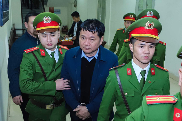 Đối chất lời khai nguyên tổng giám đốc PVN ngay tại tòa - Ảnh 7. Đối chất lời khai nguyên tổng giám đốc PVN ngay tại tòa - Ảnh 7.