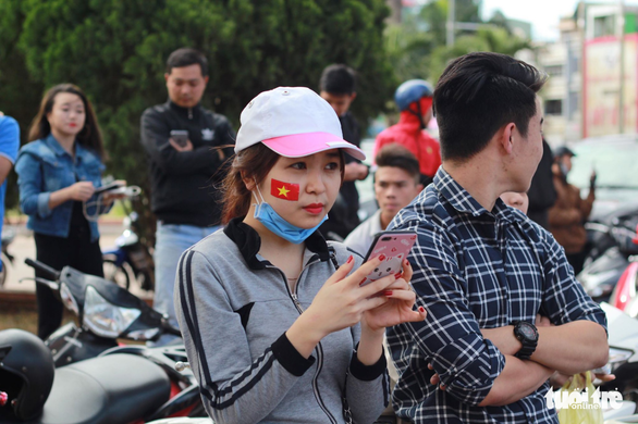 Người hâm mộ cuồng nhiệt cùng U23 Việt Nam trong trận bán kết lịch sử - Ảnh 19. Người hâm mộ cuồng nhiệt cùng U23 Việt Nam trong trận bán kết lịch sử - Ảnh 19.