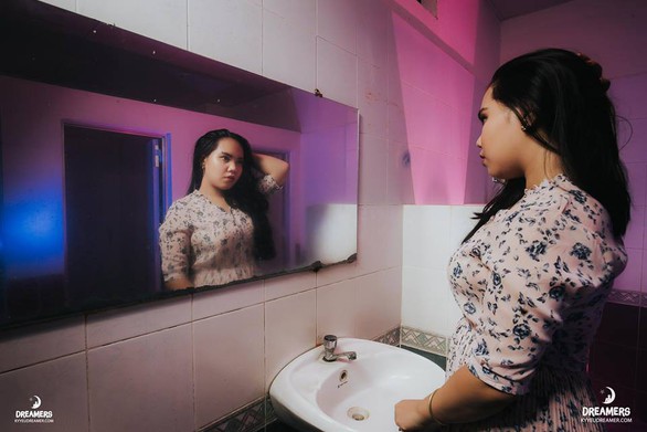 Sinh viên nhân văn chất ngất ngây trong ảnh kỷ yếu tại nhà vệ sinh - Ảnh 1. Sinh viên nhân văn chất ngất ngây trong ảnh kỷ yếu tại nhà vệ sinh - Ảnh 1.