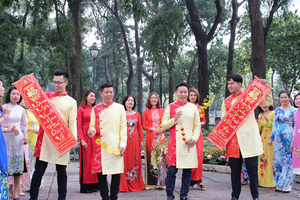 Nam thanh nữ tú Sài Gòn rực rỡ chụp ảnh áo dài đón Tết - Ảnh 10. Nam thanh nữ tú Sài Gòn rực rỡ chụp ảnh áo dài đón Tết - Ảnh 10.