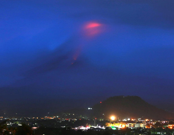 Philippines ban bố tình trạng thiên tai khi Mayon phun nham thạch đỏ rực - Ảnh 1.