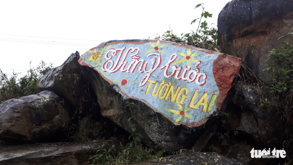 Cổng trường tiểu học rực rỡ với những phiến đá tô màu - Ảnh 4. Cổng trường tiểu học rực rỡ với những phiến đá tô màu - Ảnh 4.
