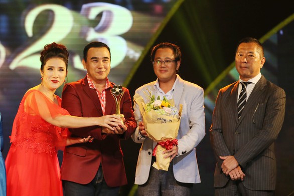 Trường Giang vừa được giải vừa hỏi vợ tại lễ trao giải Mai Vàng 2017 - Ảnh 4. Trường Giang vừa được giải vừa hỏi vợ tại lễ trao giải Mai Vàng 2017 - Ảnh 4.