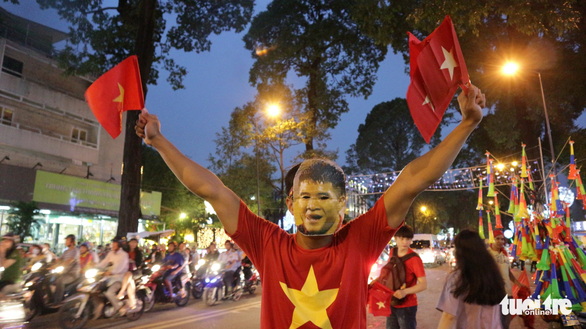 Bạn trẻ bán cờ, in áo Mình thích thì mình vào chung kết thôi - Ảnh 4. Bạn trẻ bán cờ, in áo Mình thích thì mình vào chung kết thôi - Ảnh 4.
