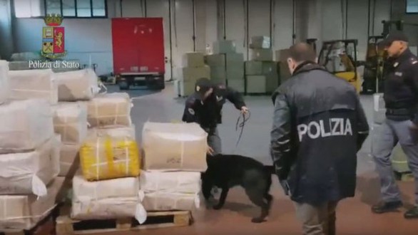 Ý bắt băng mafia Trung Quốc kiểm soát hàng nhập vào châu Âu - Ảnh 2. Ý bắt băng mafia Trung Quốc kiểm soát hàng nhập vào châu Âu - Ảnh 2.