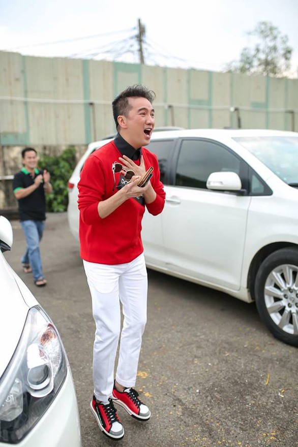 Mỹ Tâm, Đàm Vĩnh Hưng cầm cờ đi bão mừng chiến thắng U-23 VN - Ảnh 9. Mỹ Tâm, Đàm Vĩnh Hưng cầm cờ đi bão mừng chiến thắng U-23 VN - Ảnh 9.