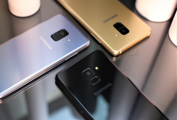 Người trẻ nên mua điện thoại cận cao cấp đời mới hay flagship đời cũ? - Ảnh 1. Người trẻ nên mua điện thoại cận cao cấp đời mới hay flagship đời cũ? - Ảnh 1.