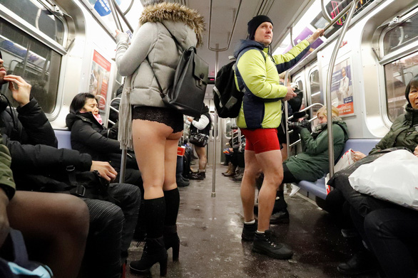 Nam thanh nữ tú diện quần lót đi tàu điện cho vui - Ảnh 14.