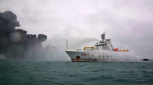 Tàu chở dầu Iran cháy trong ngày thứ 3 liên tiếp sau va chạm - Ảnh 2.